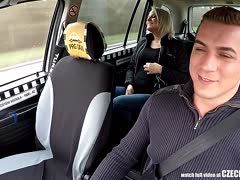 Prager Taxifahrer vernascht verlobtes Weib auf dem Rücksitz