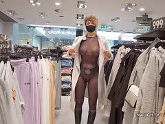 Zeigefreudiges Girl im durchsichtigen Outfit