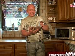 Mann betrügt seine Frau mit fremder Ehefrau aus einem Sexheft ohne Kondom