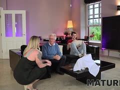 Mollige blonde Milf lässt sich vom Stiefsohn vögeln
