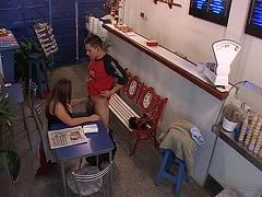 Amateurin beim Blowjob in der Eisdiele